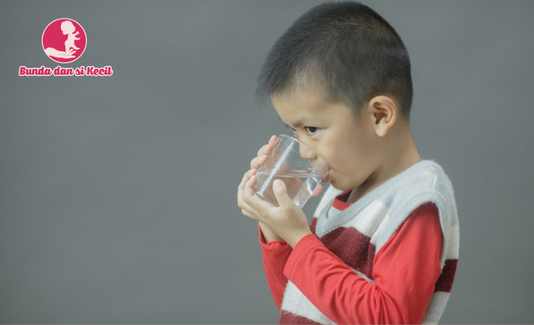 Panduan Lengkap Mengajarkan Si Kecil Minum dengan Gelas: Tips Mudah untuk Bunda